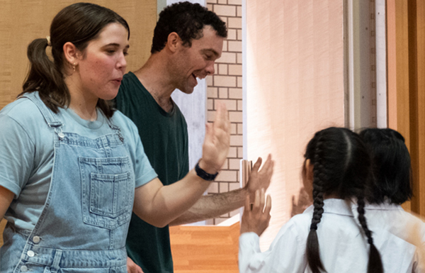 英語劇を観覧しながら英語表現に反応する子どもたちの様子