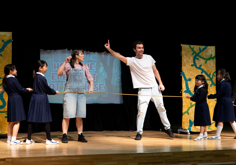 舞台に参加する生徒たち